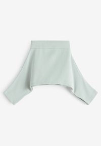 Top corto a coste di colore verde chiaro, con scollo ampio e maniche a tre quarti. Il tessuto sembra morbido e presenta una texture visibile.