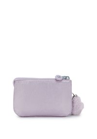 Liten mjuk lila tygpåse med dragkedja på toppen och en matchande knappdragning, med en fluffig lila pom-pom nyckelring fäst på sidan.