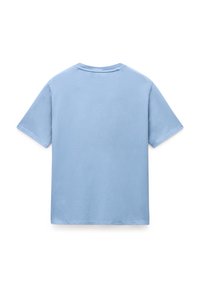 Světle modré bavlněné tričko s krátkým rukávem, kulatým výstřihem a hladkým povrchem. Design je jednobarevný bez vzorů.