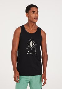 Canotta nera in cotone con una grafica di una tavola da surf e un design di una bussola in bianco. L'indossatore è abbinato a pantaloni corti di un verde chiaro.