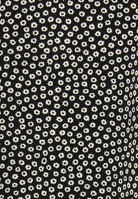 Tissu noir avec un petit motif floral blanc, présentant des fleurs en forme d'étoile regroupées ici et là. Texture lisse et design uniformisé.
