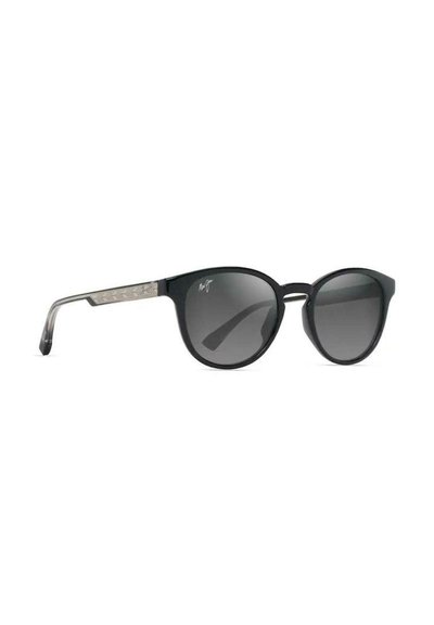 Gafas de sol redondas negras con lentes grises, que presentan un acento metálico con patrón en las patillas y un elegante marco de plástico negro.