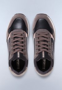 Sneaker marroni e neri realizzati in materiali scamosciati e in pelle, caratterizzati da un design con lacci, dettagli testurizzati e una suola in gomma di colore chiaro.