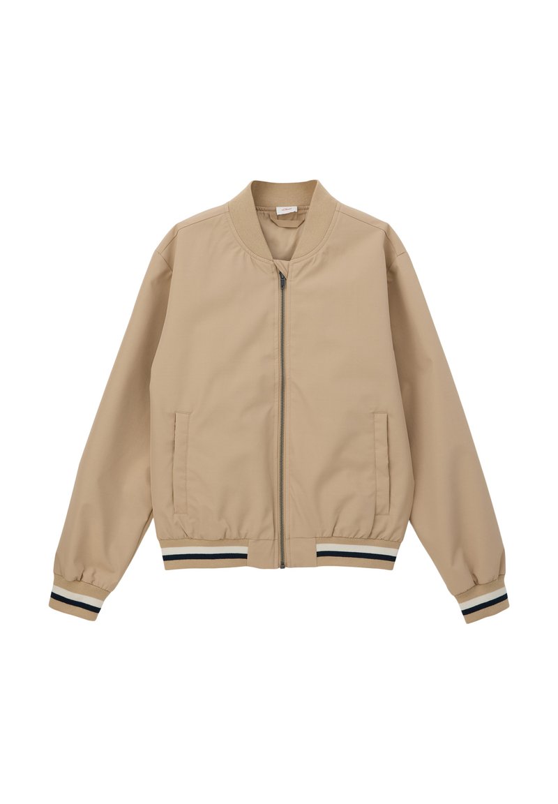 Beżowa kurtka bomberka z prążkowanym kołnierzem i mankietami, z przodem na zamek błyskawiczny i bocznymi kieszeniami. Posiada paski na mankietach i pasie. Gładka tekstura.