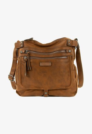 Sac bandoulière en cuir marron avec deux poches avant zippées, bandoulière réglable et plaque logo en métal sur une poche à rabat rectangulaire.