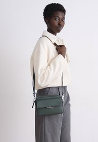 Calvin Klein LINEAR CAMERA BAG - Torba preko tijela - palm green