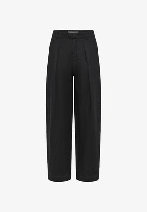 Fekete magas derekú, bőszárú nadrágok övhurkokkal és elöl hajtásokkal, fehér háttér előtt kiállítva.