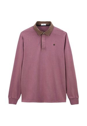 Polo à manches longues en tissu violet doux avec un col marron, comportant une patte de boutonnage et un petit logo sur la poitrine.