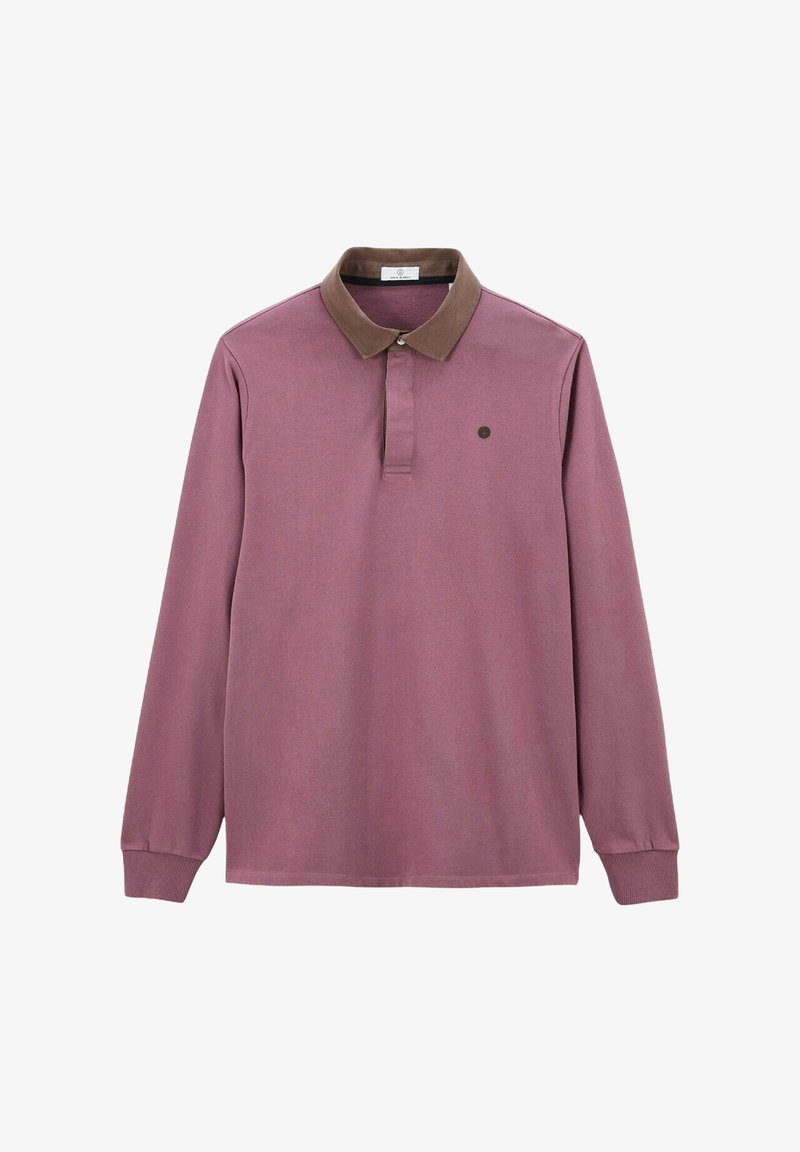 Polo à manches longues en tissu violet doux avec un col marron, comportant une patte de boutonnage et un petit logo sur la poitrine.