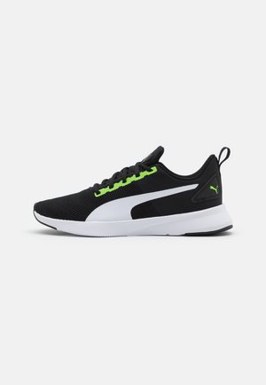 Scarpe sportive nere con tomaia in rete, dettagli bianchi e lacci verde neon. Presentano un colletto imbottito e una suola strutturata per supporto.