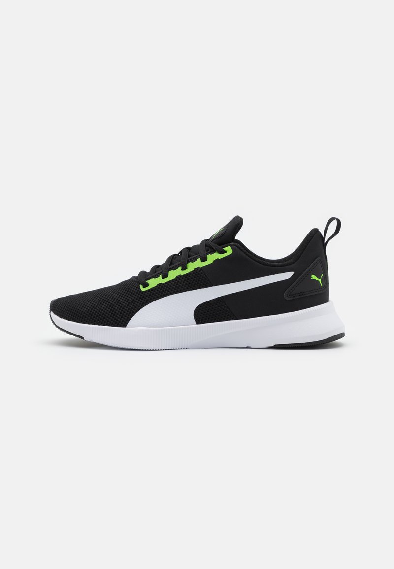 Chaussures de sport noires avec une tige en maille, accents blancs et lacets vert fluo. Présentent un col rembourré et une semelle texturée pour le soutien.