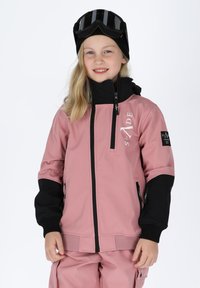 Lyserød skijakke med sorte accenter, lynlåsede lommer, høj krave og ribbede manchetter. Har logo på brystet og skulderen.