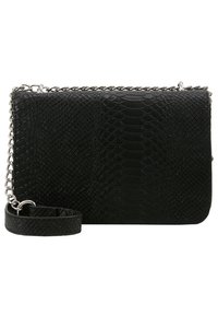 Pochette in ecopelle nera con motivo a rilievo effetto rettile, tracolla a catena argentata, cinturino da polso staccabile e forma rettangolare.