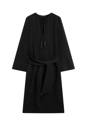 Schwarzes langärmliges Kleid mit rundem Ausschnitt, vorderen Quastenbändern und einem breiten Stoffgürtel, der in der Taille gebunden ist.