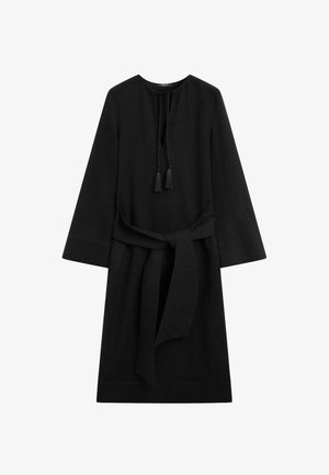Schwarzes langärmliges Kleid mit rundem Ausschnitt, vorderen Quastenbändern und einem breiten Stoffgürtel, der in der Taille gebunden ist.