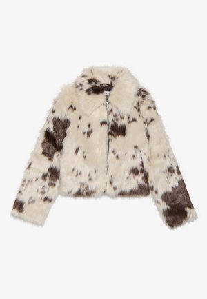 Veste courte en fausse fourrure crème avec des taches marron foncé, dotée d'un col et d'un zip à l'avant. Texture douce et design à motifs.