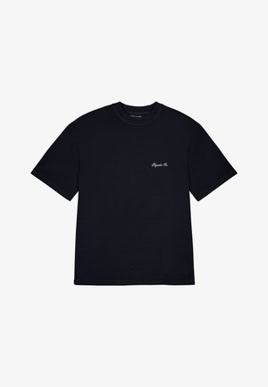 Čierne bavlnené tričko s krátkymi rukávmi a okrúhlym výstrihom. Na ľavej strane hrude je malé, biele vyšívané logo.