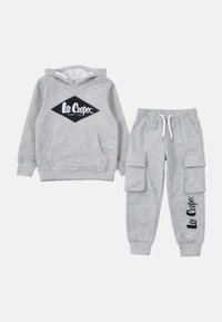 Sweat-shirt gris à capuche avec poche avant et pantalon cargo assorti, arborant le logo "Lee Cooper" en texte noir.