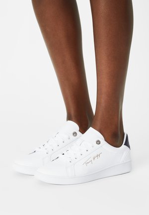 Bílé tenisky z hladkého materiálu, s designem na šněrování, námořnický akcent na patě a zlatým logem Tommy Hilfiger.