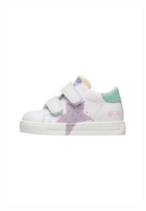 Baskets blanches pour enfants avec double velcro, étoile violette sur le côté, patch de talon vert menthe et texte rose "@74".