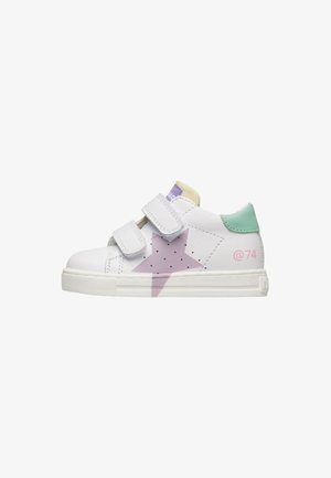Scarpa da ginnastica bianca per bambini con doppie strisce in velcro, stella viola sul lato, toppa sul tallone verde menta e testo rosa "@74".