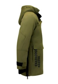 Groene waterdichte jas met capuchon, voorzien van een ritssluiting, zijzakken en zwarte chevronpatronen aan de onderkant van de voorkant. Verstelbare manchetten.