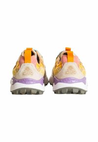 Sneakers con una parte superiore testurizzata multicolore che presenta accenti gialli, rosa e blu, una suola bianca e una intersuola viola con un linguetta.