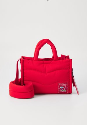 Rode gewatteerde handtas met korte handvatten, een lange schouderriem en een voorkant patch met de tekst "Coachtopia All I want is to be loved."