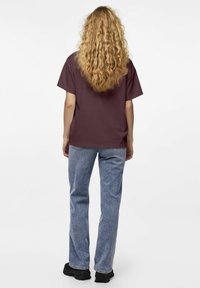 Pieces PCSKYLAR OVERSIZED TEE - Paprasti marškinėliai - tawny port