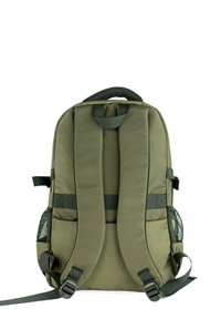 Mochila verde oliva con correas acolchadas, bolsillos laterales de malla y un asa en la parte superior. Incluye hebillas ajustables y una textura de tela suave.