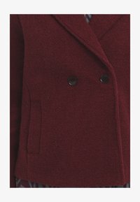 Nevybrané, burgundy