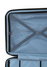 Interiér měkkého cestovního kufru v světle modré barvě, obsahující síťovou kapsu a černé popruhy pro upevnění věcí, s vícestupňovým zapínáním na zip po okraji.