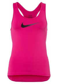 Różowy top sportowy Nike Pro z czarnym logiem swoosh. Posiada dopasowany krój i okrągły dekolt, wykonany z gładkiego, elastycznego materiału.