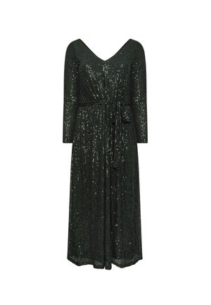 Vestido verde de lentejuelas con escote en V, mangas tres cuartos, cintura ceñida con cinturón y falda fluida. Textura brillante en toda la prenda.