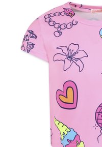 Chemise en coton rose à manches courtes ornée d'imprimés colorés de cœurs, de fleurs et de cornets de crème glacée avec des contours noirs et des couleurs vives.