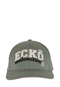 Zöld sapka ívelt karimával, fehér "ECKØ" felirattal és fekete "unlimited" hímzéssel. Az elején "93" számjegy található.