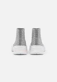 Szare dziane sneakersy sięgające kostki z teksturowanym wzorem, z białą podeszwą oraz akcentami logo marki na tylnej części pięty i boku.