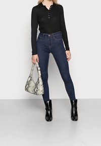 Monki Stickad tröja - black