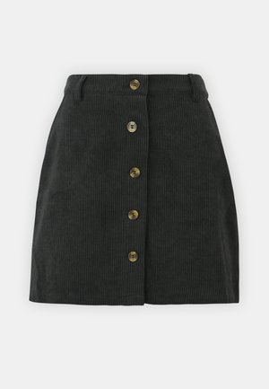 Gonna in corduroy verde scuro caratterizzata da una forma dritta, bottoni frontali e una superficie testurizzata con strisce verticali.