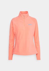 Koraalroze fleecetop met lange mouwen, kwartrits, hoge kraag en een klein rechthoekig logopatch op de linkerkant van de borst.
