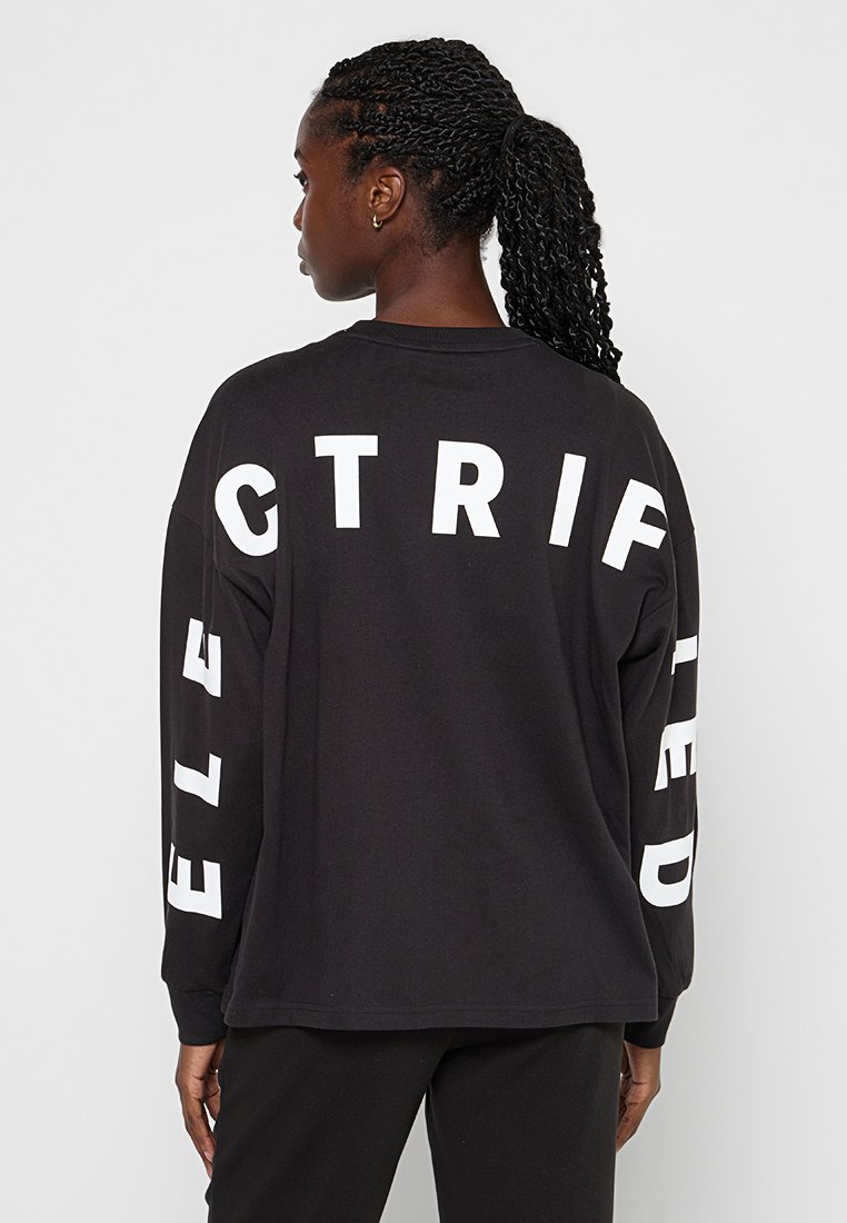 Czarna bluza z długim rękawem z dużym napisem "ELECTRIFIED" w białych literach na plecach i rękawie. Wykonana z miękkiego, teksturowanego bawełnianego materiału.