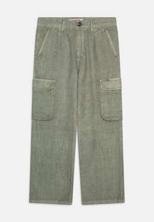 Ravne, olivno zelene hlače cargo z zapiranjem na gumbe, stranskimi žepi in žepi s poklopcem na vsaki stegni, prikazane na belem ozadju.