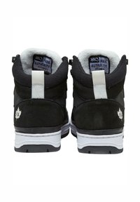 Must matte musta kõrgtehnoloogia sneakerid valgete kummitallade ja vastandlike hõbedaste aktsentidega. Omab pehmendatud krae ja bränditud sildid sees.