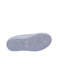 Suela de zapato con un material de goma blanca que presenta un patrón de espiga y una marca. Los contornos se estrechan hacia la punta para una forma aerodinámica.