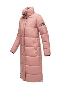 Palton lung roz tip puffer cu guler înalt, design captusit, fermoare, buzunare laterale și accente negre pe mâneci și pe patch-ul cu logo.