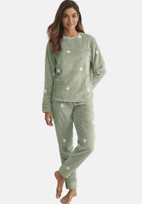 Ensemble de pyjama vert, texturé, comprenant un haut à manches longues et un pantalon assorti ; présente des motifs d'étoiles blanches ; tissu doux avec une apparence chaleureuse.