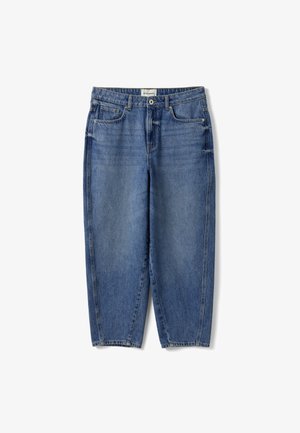 Blauwe jeans met hoge taille en rechte pijpen, voorzien van een voorste knoop, rits, riemlussen en een vijfzakkenontwerp, plat gelegd op een witte achtergrond.