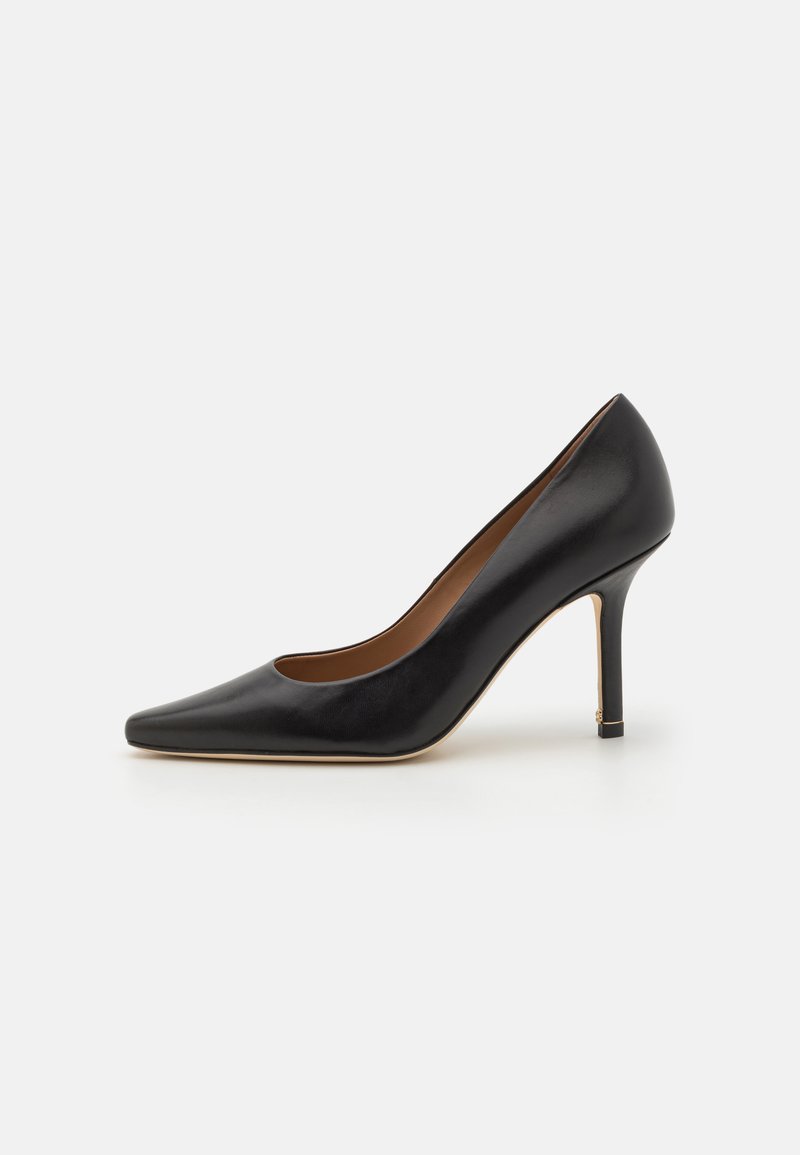 Décolleté in pelle nera con tacco alto, punta affusolata, texture liscia e sottile tacco a stiletto. Presenta un sottile dettaglio dorato vicino alla base del tacco.