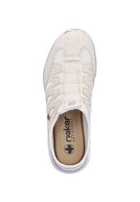 Chaussure beige à enfiler avec des accents en maille, une tige texturée avec un motif subtil et une semelle intérieure rembourrée portant l'inscription "Rieker Antistress".