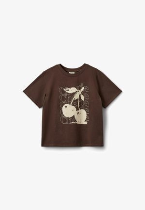 Mørkebrune kortærmet t-shirt med en stor grafik af to kirsebær og gentaget lys tekst med teksten "Cherie" på fronten.